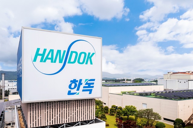 한독이 3세 승계 작업이 진행 중인 가운데 명문화된 경영권 승계 규정이 마련돼야 한다는 지적이 나온다. 사진은 한독 사옥. /한독