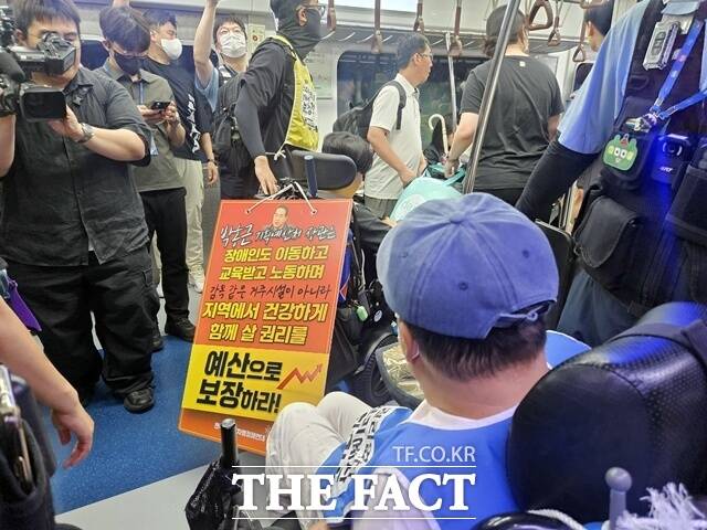 전국장애인차별철폐연대(전장연)가 2일 오전 6개월 만에 서울 지하철 1호선 시청역에서 출근길 지하철 탑승 시위를 재개했다. 시위대와 물리적 충돌은 없었으나, 출근길 시민들의 혼잡이 빚어졌다. /이다빈 기자