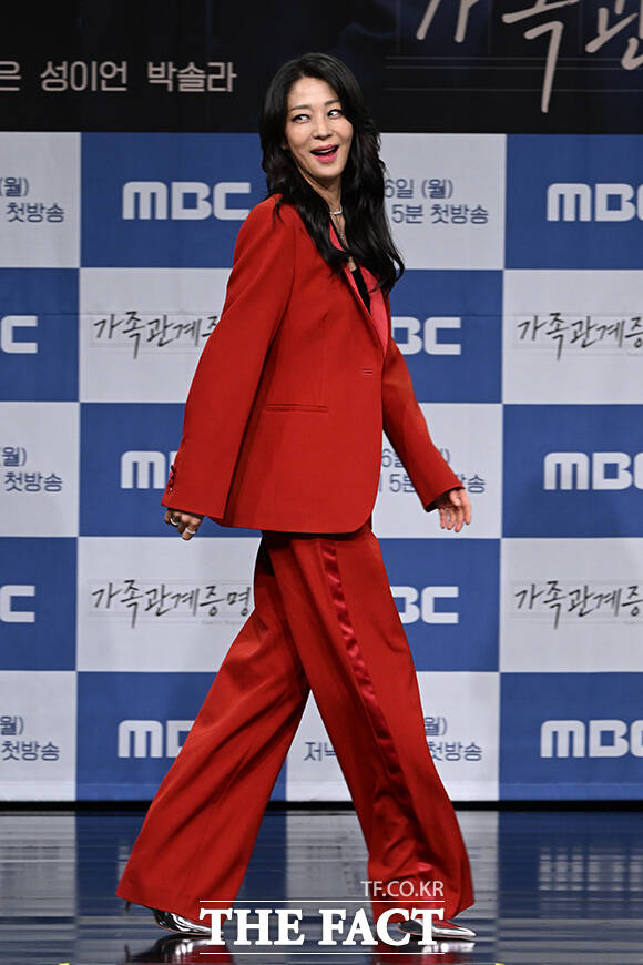 배우 한고은이 2일 오후 서울 마포구 상암 MBC에서 열린 새 일일드라마 '가족관계증명서' 제작발표회에 참석해 포즈를 취하고 있다. /김성렬 기자