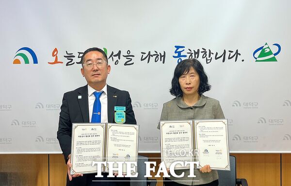 송순미 대전시 대덕구 오정동장(오른쪽)과 윤성권 북대전로타리클럽 회장이 2일 지역사회 복지 증진 및 자원봉사 활성화를 위한 업무협약을 체결했다. /대덕구