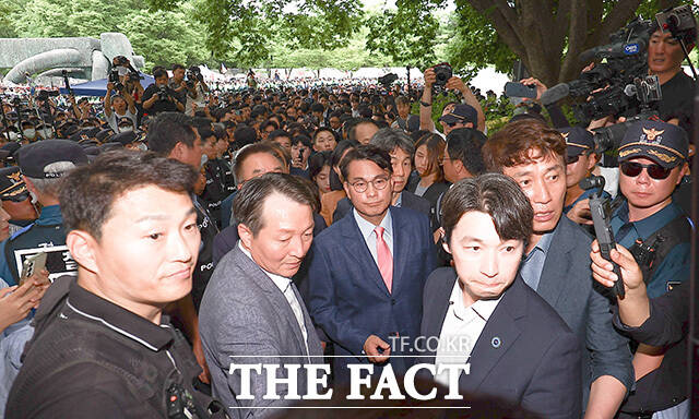 올림픽공원 개표소 내부에 쌓여있는 투표지 보관박스.