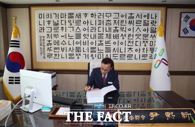 1일 윤희신 태안군수가 취임 첫날 1호 결재로 '군 세일즈기획단 설치·운영계획'을 승인하고 있다. /태안군