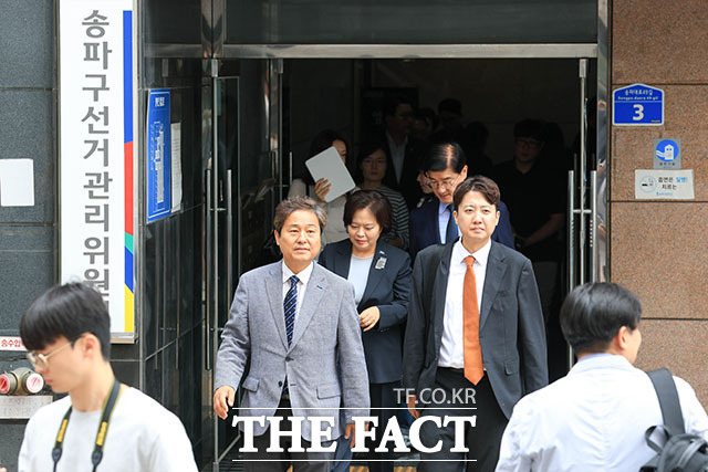 윤상현 6·3 지방선거 투표용지 부족 사태 국정조사특별위원회 위원장이 송파구 선거관리위원회에서 열린 '투표용지 부족 사태 관련 현장보고회'에 들어서고 있다. /국회사진기자단