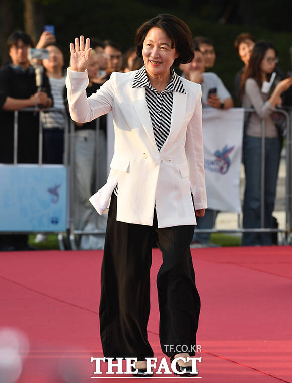 추미애 경기도지사가 2일 오후 경기 부천시 원미구 부천아트센터에서 열린 '제30회 부천국제판타스틱영화제' 레드카펫 행사에 참석해 시민들에게 인사하고 있다. /부천=박상민 기자