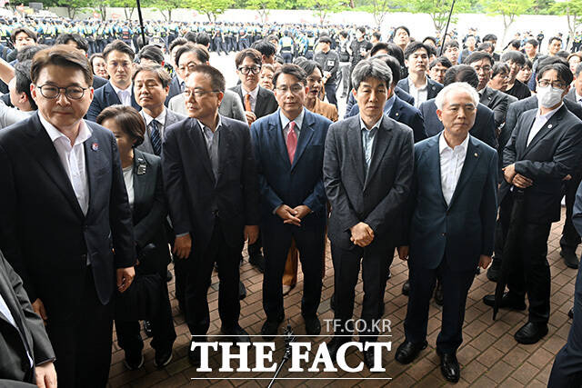 올림픽공원 개표소 내부에 쌓여있는 투표지 보관박스.