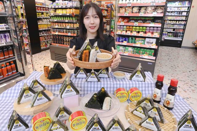 이마트24에서 핵심 원재료(김, 밥, 속재료) 업그레이드를 통한 삼각김밥 품질을 개선하는 리뉴얼을 7월 한 달간 순차적으로 진행한다. /이마트24