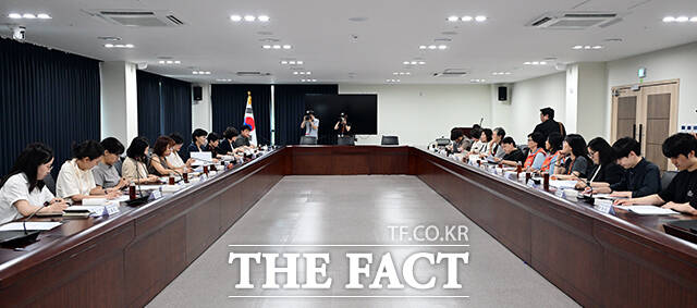 원민경 성평등가족부 장관이 2일 오후 서울 종로구 정부서울청사 창성동 별관에서 열린 여성노동 현장과 함께하는 정책 소통 간담회에 참석해 모두발언을 하고 있다. /임영무 기자