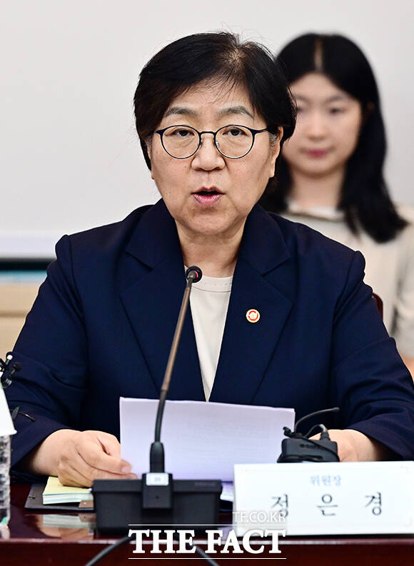 정은경 보건복지부 장관(왼쪽)이 2일 오후 서울 종로구 정부서울청사에서 열린 제6차 국민연금기금운용위원회 회의에 참석해 모두발언을 하고 있다. /임영무 기자