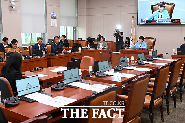 서영교 국회 법제사법위원장이 2일 오후 서울 여의도 국회에서 열린 법제사법위원회 제1차 전체회의에서 의사봉을 두드리고 있다. /국회=서예원 기자