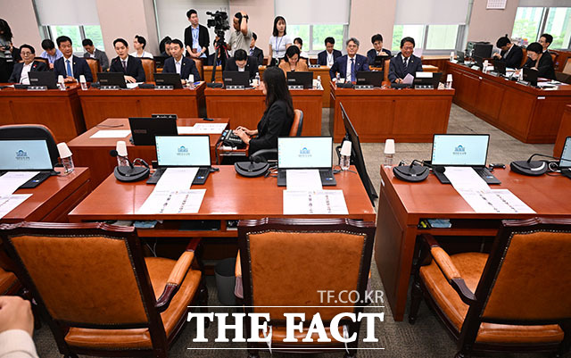 국민의힘 소속 의원들이 불참해 자리가 비어있다.