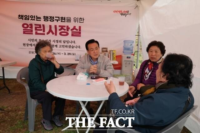 백성현 논산시장이 열린시장실을 운영하고 있는 가운데 시민들과 소통하고 있다. /논산시