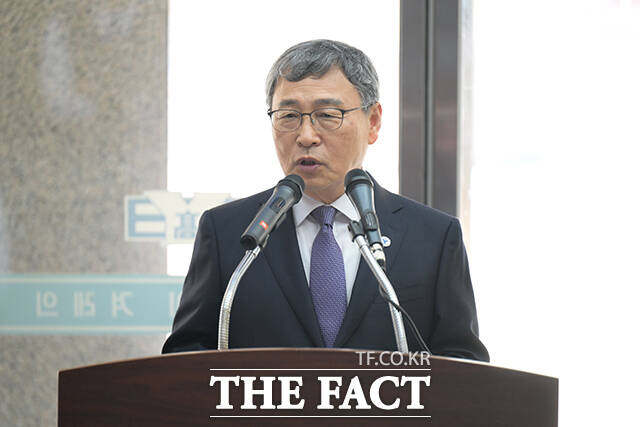 정근식 서울시교육감이 배재고 야구부의 '5·18 민주화운동 조롱 응원' 논란에 대해 광주제일고 교장에게 직접 사과했다. 사진은 정 교육감이 지난해 9월 서울 용산고등학교에서 열린 '광복 100주년을 향한 타임캡슐 봉입식'에 참석해 축사하고 있는 모습. /더팩트 DB