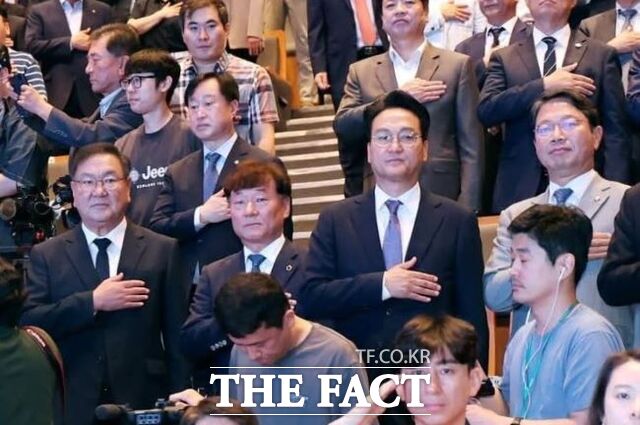 지난 1일 추미애 경기도지사 취임식장에서 김태년 경기준비위원회 위원장, 경기도의회 의장 후보 남종섭 의원, 안민석 경기도 교육감 등이 나란히 서서 국민의례를 하고 있다. /남종섭 의원 페이스북 갈무리
