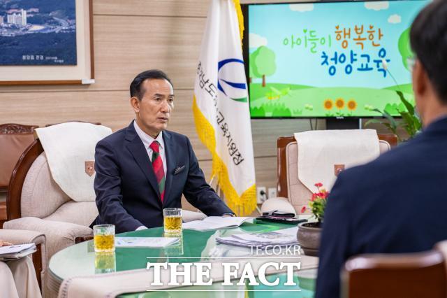 김홍열 청양군수가 2일 첫 공식 행보로 청양교육지원청을 방문해 배종남 교육장과 면담하고 있다. /청양군