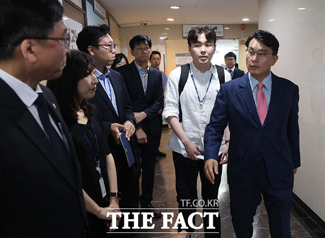윤상현 6·3 지방선거 투표용지 부족 사태 국정조사특별위원회 위원장이 송파구 선거관리위원회에서 열린 '투표용지 부족 사태 관련 현장보고회'에 들어서고 있다. /국회사진기자단