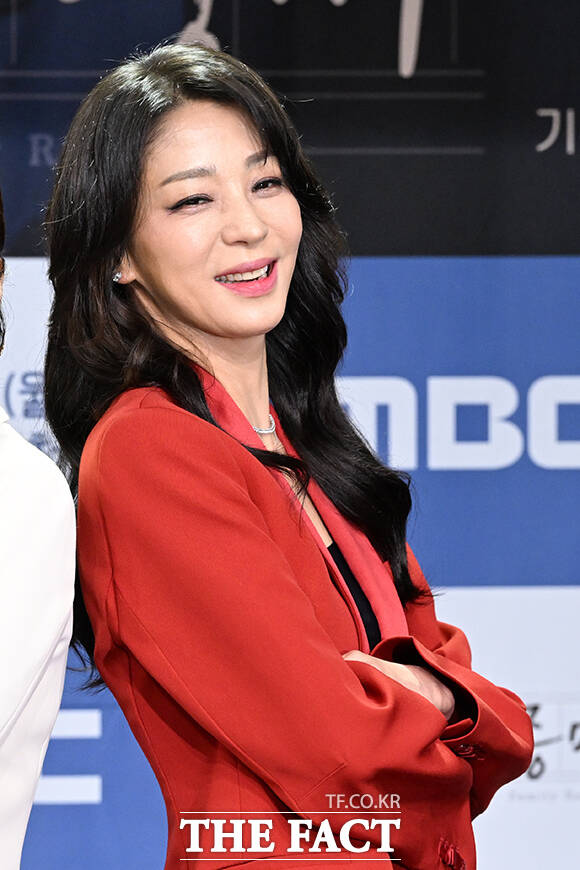 배우 한고은이 2일 오후 서울 마포구 상암 MBC에서 열린 새 일일드라마 '가족관계증명서' 제작발표회에 참석해 포즈를 취하고 있다. /김성렬 기자