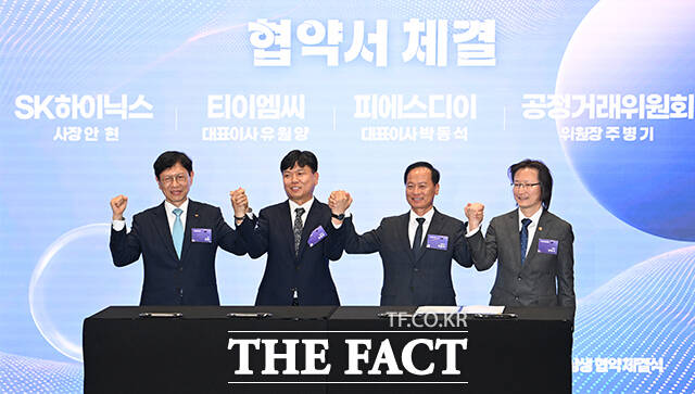 최창원 SK그룹 SUPEX추구협의회 의장(앞줄 왼쪽에서 네 번째)과 주병기 공정거래위원장(앞줄 왼쪽에서 다섯 번째)이 2일 오후 서울 중구 SKT타워에서 열린 'SK-공정위 상생 협약 체결식'에 참석해 기념촬영을 하고 있다. /박헌우 기자