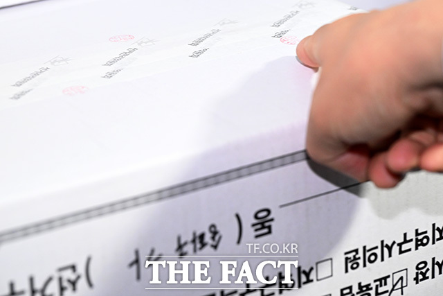 올림픽공원 개표소 내부에 쌓여있는 투표지 보관박스.
