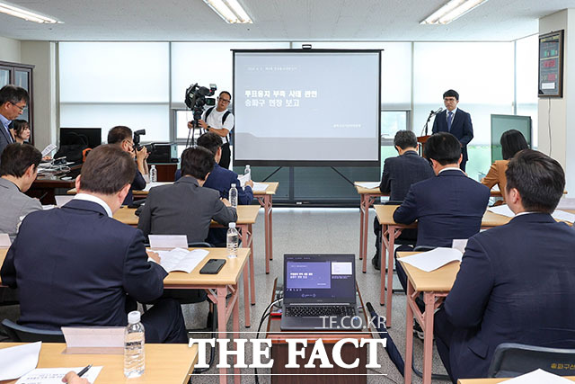 윤상현 6·3 지방선거 투표용지 부족 사태 국정조사특별위원회 위원장이 송파구 선거관리위원회에서 열린 '투표용지 부족 사태 관련 현장보고회'에 들어서고 있다. /국회사진기자단