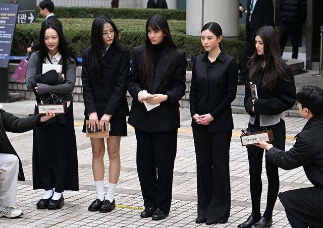 그룹 뉴진스가 지난해 3월 서울 서초구 서울중앙지방법원에서 열린 '어도어의 기획사 지위 보전 및 광고 계약 체결 금지 가처분 등에 대한 심문기일' 출석을 마치고 법원을 나서며 입장을 밝히고 있다. /박헌우 기자