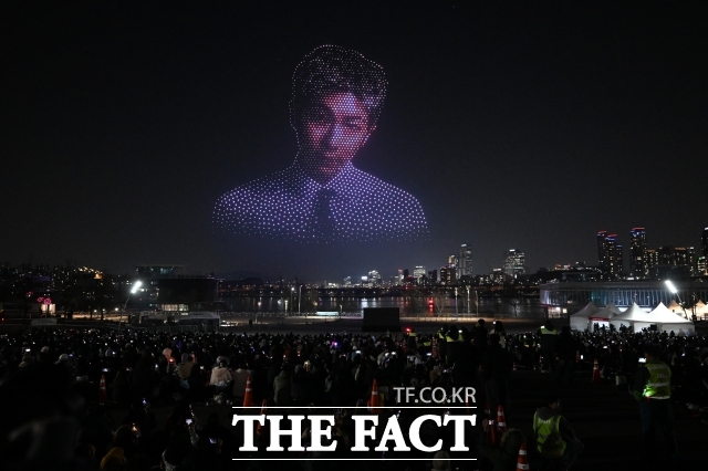 유럽의 심장부 런던이 방탄소년단, BTS의 상징으로 물들고 있다. 현지시간으로 7월4일 'BTS THE CITY ARIRANG-LONDON'이 드디어 막을 올린다. 사진은 지난 3월 서울 광진구 뚝섬한강공원에서 열린 BTS 컴백 기념 드론 라이트 쇼에서 BTS 멤버 RM이 보여지고 있다. /김성렬 기자