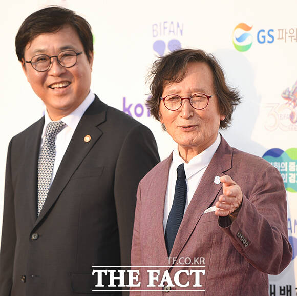 특별 초청된 최휘영 문화체육관광부 장관(왼쪽)과 정지영 감독.