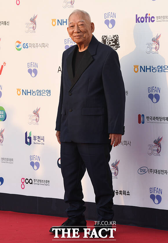 원화평 감독이 2일 오후 경기 부천시 원미구 부천아트센터에서 열린 '제30회 부천국제판타스틱영화제' 레드카펫 행사에서 포즈를 취하고 있다. /부천=박상민 기자