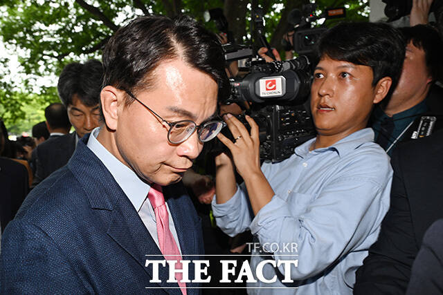 올림픽공원 개표소 내부에 쌓여있는 투표지 보관박스.