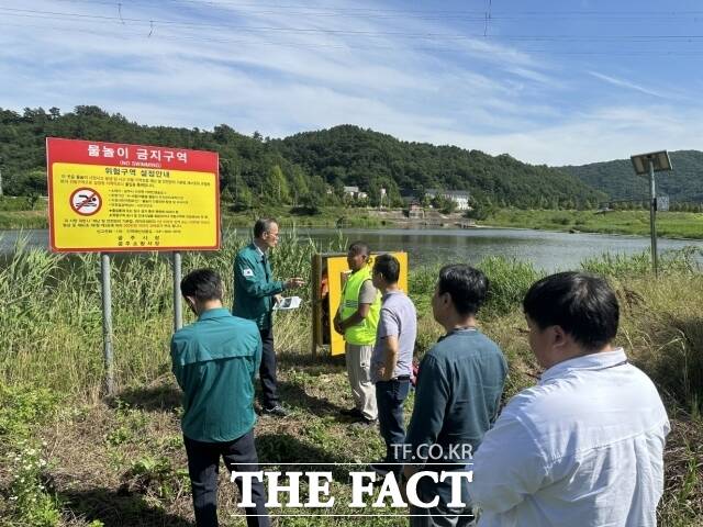 송무경 공주시 부시장이 1일 우성면 대성리 공주~서천고속도로 교량 아래와 사곡면 통천포·화월보, 신풍면 영정보·수월암 등 물놀이 위험지역 5곳을 방문해 안전관리 체계와 현장 대응 상황을 점검했다. /공주시