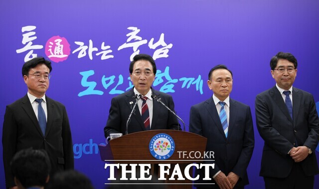 왼쪽부터 최재용 정책수석 내정자, 박수현 충남도지사, 구본영 정무부지사 내정자, 맹정호 정무수석 내정자. /노경완 기자