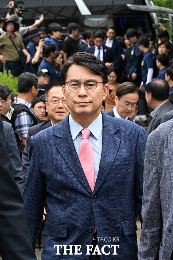 올림픽공원 개표소 내부에 쌓여있는 투표지 보관박스.