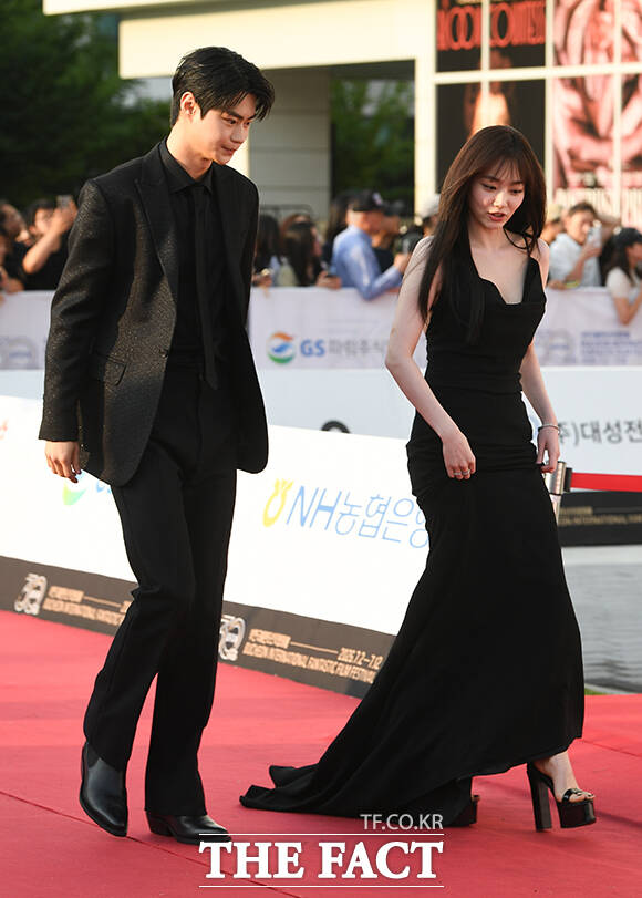 배우 현우석(왼쪽)과 강미나가 2일 오후 경기 부천시 원미구 부천아트센터에서 열린 '제30회 부천국제판타스틱영화제' 레드카펫 행사에서 포즈를 취하고 있다. /부천=박상민 기자