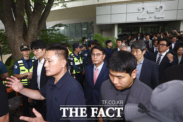 올림픽공원 개표소 내부에 쌓여있는 투표지 보관박스.