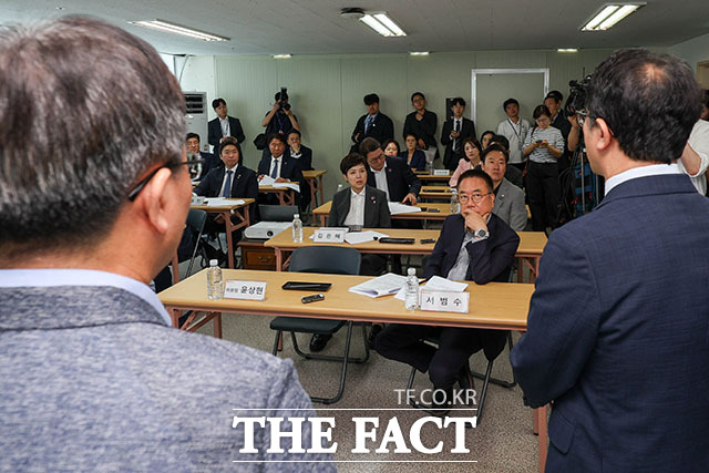 윤상현 6·3 지방선거 투표용지 부족 사태 국정조사특별위원회 위원장이 송파구 선거관리위원회에서 열린 '투표용지 부족 사태 관련 현장보고회'에 들어서고 있다. /국회사진기자단