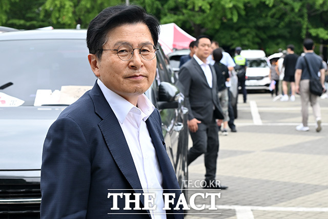 올림픽공원 찾아 구호 외치는 황교안 자유와혁신 대표.