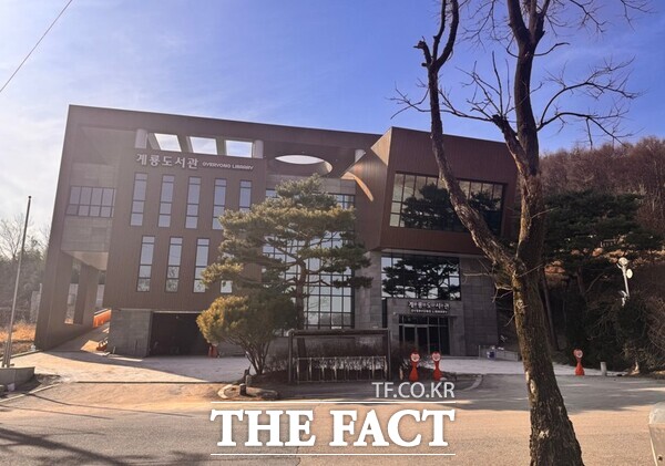그린 리모델링을 마치고 7월 8일 재개관하는 계룡도서관 전경. /계룡시