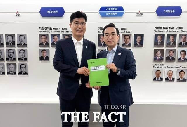 2일 기획예산처를 찾은 이원택 전북도지사(왼쪽)가 박홍근 기획예산처 장관을 만나 지역 현안과 핵심사업 등에 대해 지원을 요청하고 건의서를 전달하고 있다. /전북도