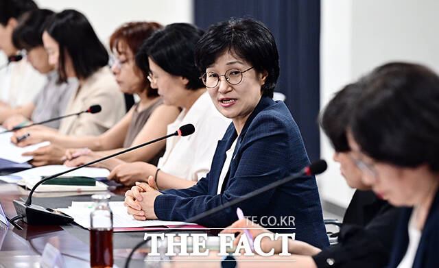 원민경 성평등가족부 장관이 2일 오후 서울 종로구 정부서울청사 창성동 별관에서 열린 여성노동 현장과 함께하는 정책 소통 간담회에 참석해 모두발언을 하고 있다. /임영무 기자