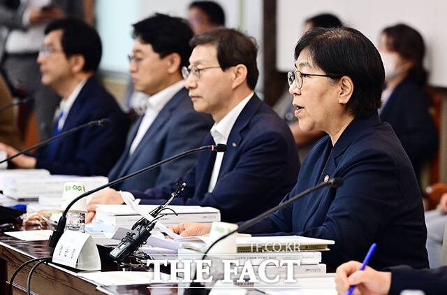 정은경 보건복지부 장관(왼쪽)이 2일 오후 서울 종로구 정부서울청사에서 열린 제6차 국민연금기금운용위원회 회의에 참석해 모두발언을 하고 있다. /임영무 기자