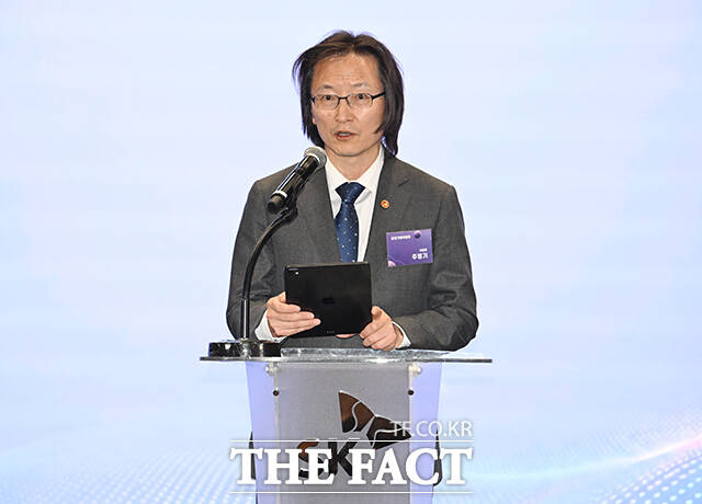 최창원 SK그룹 SUPEX추구협의회 의장(앞줄 왼쪽에서 네 번째)과 주병기 공정거래위원장(앞줄 왼쪽에서 다섯 번째)이 2일 오후 서울 중구 SKT타워에서 열린 'SK-공정위 상생 협약 체결식'에 참석해 기념촬영을 하고 있다. /박헌우 기자