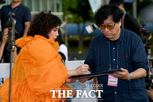팬들에게 서명해주는 조시 호(왼쪽).