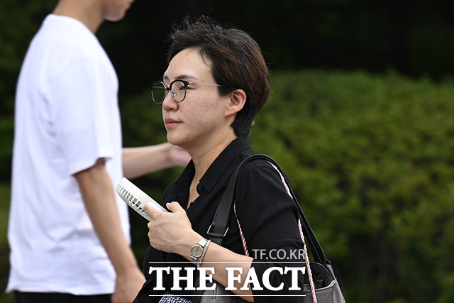 휴대용 선풍기를 손에 든 시민.