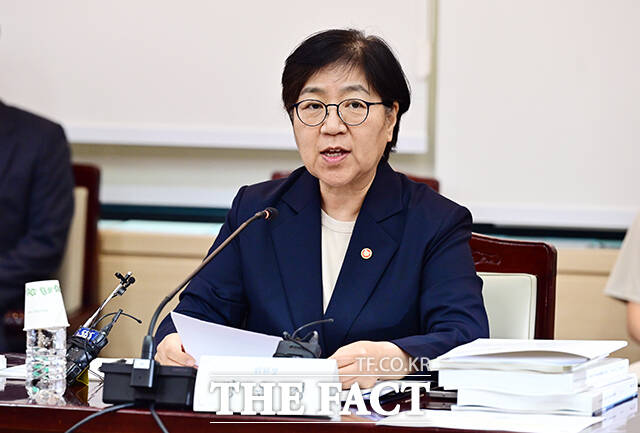 정은경 보건복지부 장관(왼쪽)이 2일 오후 서울 종로구 정부서울청사에서 열린 제6차 국민연금기금운용위원회 회의에 참석해 모두발언을 하고 있다. /임영무 기자