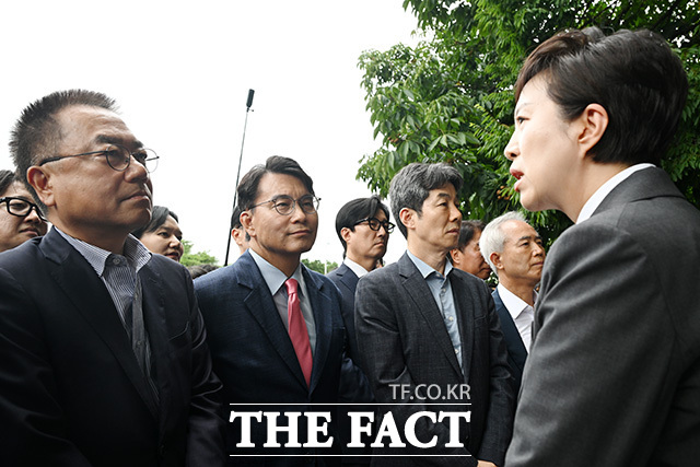 올림픽공원 개표소 내부에 쌓여있는 투표지 보관박스.