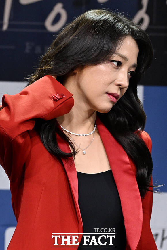 배우 한고은이 2일 오후 서울 마포구 상암 MBC에서 열린 새 일일드라마 '가족관계증명서' 제작발표회에 참석해 포즈를 취하고 있다. /김성렬 기자