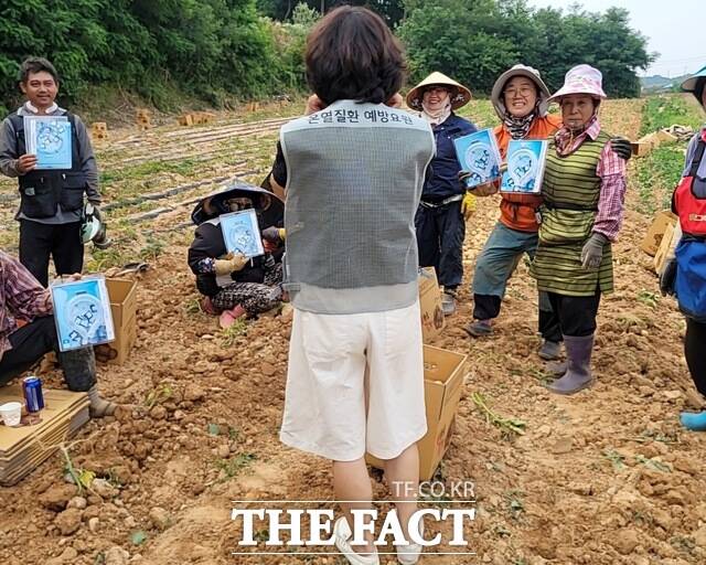 당진시 송악읍 고령 농업인 온열질환 현장 밀착 예방 요원 활동 모습 /당진시