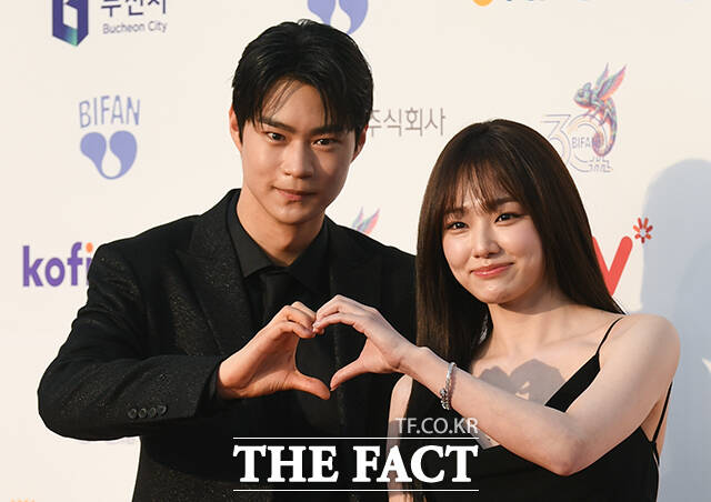 배우 현우석(왼쪽)과 강미나가 2일 오후 경기 부천시 원미구 부천아트센터에서 열린 '제30회 부천국제판타스틱영화제' 레드카펫 행사에서 포즈를 취하고 있다. /부천=박상민 기자