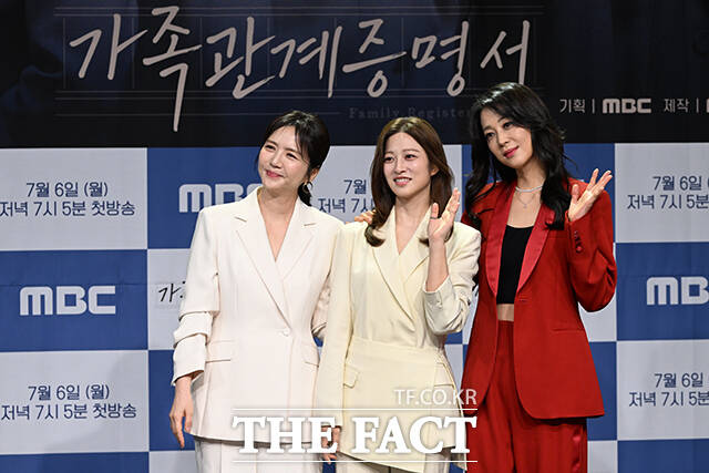 배우 박솔라와 임지은, 김미숙 감독과 배우 박세영, 한고은, 성이언(왼쪽부터)이 2일 오후 서울 마포구 상암 MBC에서 새 일일드라마 '가족관계증명서' 제작발표회에 참석해 포즈를 취하고 있다. /김성렬 기자