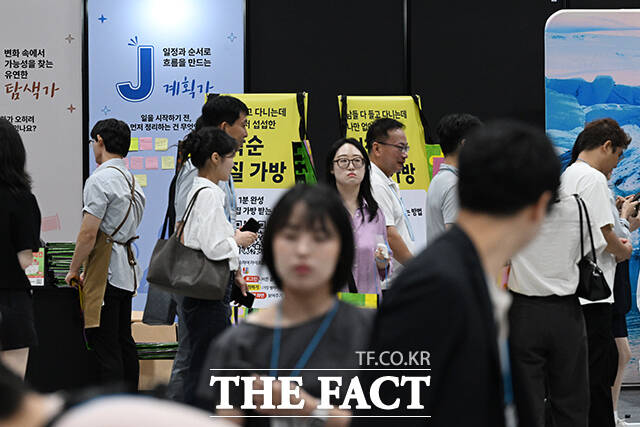 '2026 일잘러 페스타'가 2일 오전 서울 강서구 코엑스 마곡에서 열린 가운데 관람객이 부스에 진열된 상품을 둘러보고 있다. /김성렬 기자