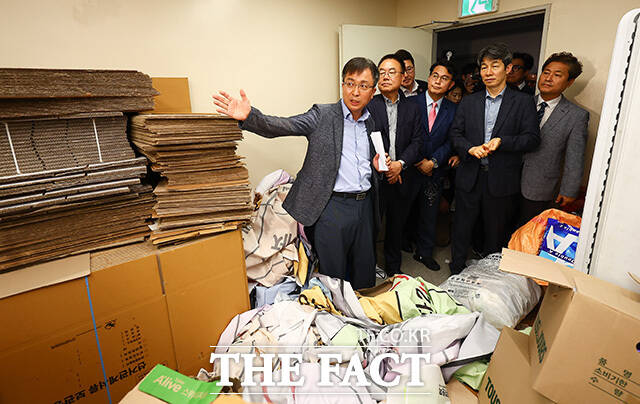 올림픽공원 개표소 내부에 쌓여있는 투표지 보관박스.